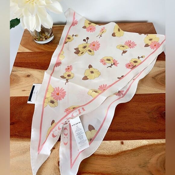 NWT Coach Floral Cluster Print‎ Silk Diamond Scarf - Picture 5 of 6